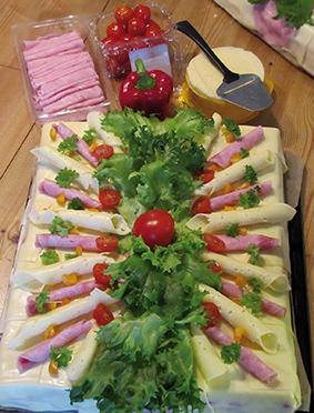 Recept och foto: Agneta Häggblom Wiklund och Petri Wiklund Björns smörgåstårta Björn Hammarström har skickat in ett recept på en lyxig smörgåstårta.