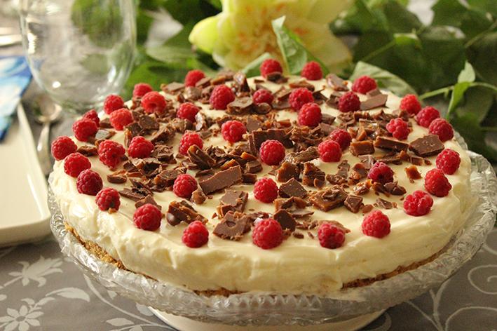 Cheesecake med daim, vitchoklad och hallonsirap (6-8 portioner) Botten till cheesecaken ska vara en aning smulig, annars blir den svår att skära vid serveringen.