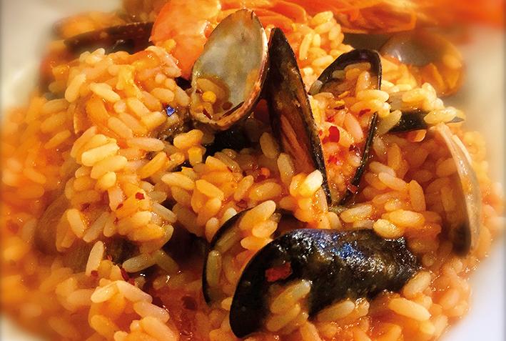 Risotto med skaldjur En krämig risotto är bland det godaste man kan äta. Det här receptet har jag fått av en god vän i Rom, och det innehåller musslor, räkor och havskräftor.