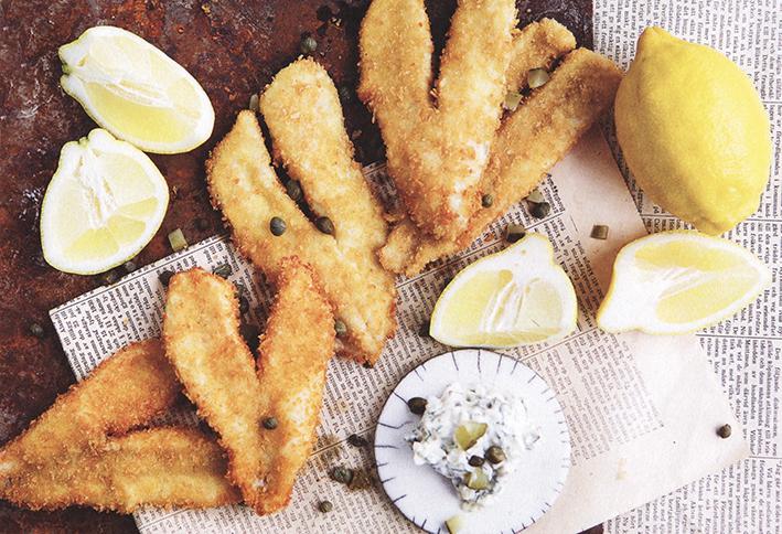 Fish and chips (4 personer) Att laga egna fiskpinnar är barnsligt gott. Dessutom är hemgjorda fiskpinnar så mycket bättre än köpta, eftersom du vet vad de innehåller.