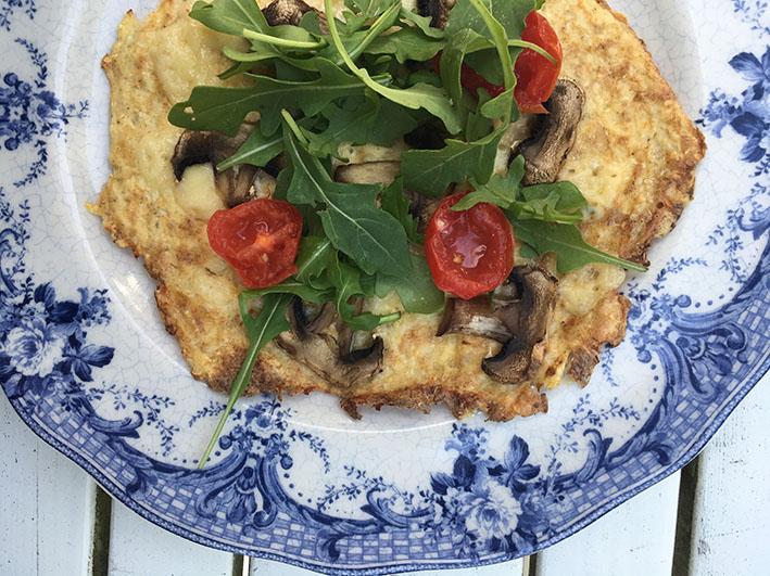 klar när äggvitorna stelnat, men gulorna fortfarande är lite mjuka och rinniga. Strö över chiliflingor före servering. Recept och foto: Bitte Assarmo Blomkålspizza Älskar denna nyttiga, goda pizza.