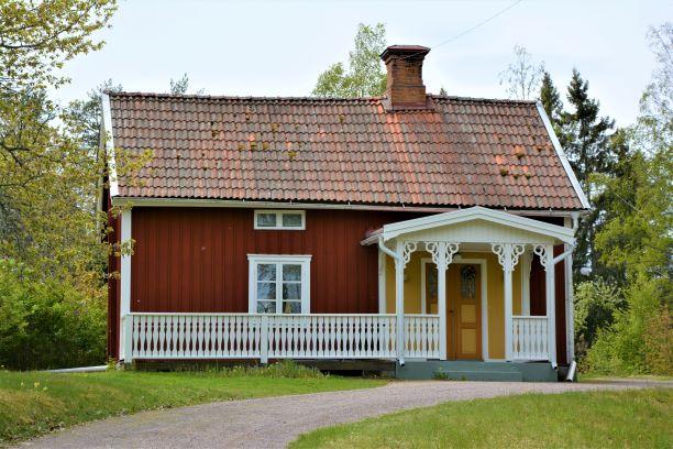 Torpstuga Byggnaden är troligen uppförd under 1800-talet. Tak av lertegel.