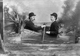 ! EN KONVENTION ETABLERAS Två män i en båt börjar ro mot ett mål dit båda vill komma.