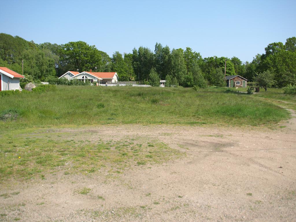 Mycket låglänt om en anläggning hade placerats intill slänt (precis där den planar ut), dock skulle läget kunna bedömas som