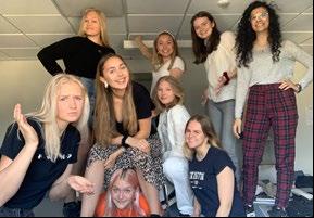 Hej, elevkårsstyrelsen här! Vi, tillsammans med alla tvåor på skolan, vill hälsa er varmt välkomna till Anna Whitlocks gymnasium! Ni blir härmed den andra årskullen som går i våra korridorer.
