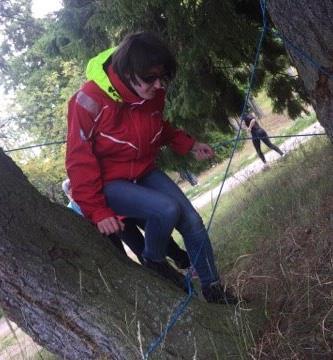 Beskrivning Använd snitslar för att märka ut en hinderbana i en skog med varierad terräng. Banan byggs av naturliga och konstruerade hinder som rep, snören, kottar, grenar, stenar och stubbar.