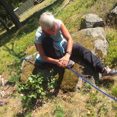 Och på kvällen tränade de sig på att röra sig i den mörka skogen. För att inte gå vilse gick de längs ett snöre som spänts upp i närheten av lyan.