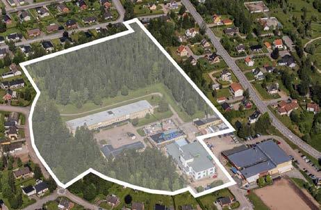 SAMMANFATTNING Området är beläget i cetrala Småladsstear. Iom området fis idag skola, idrottsaläggig samt idrottsplats och aturmark. lae omfattar cirka 5 ha och all mark ägs av Gislaveds kommu.