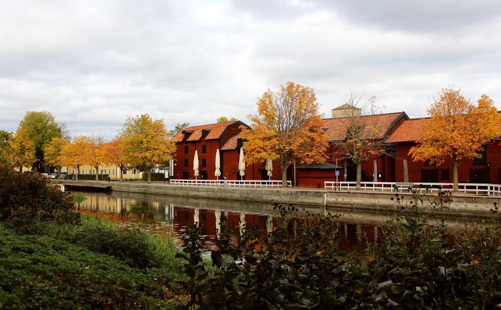 2. ENKÖPINGS KOMMUN LOGIDRIVARE PRIVATMARKNADEN Enköping går ibland under namnet Parkernas stad tack vare sina 24 olika parker, grönområden och planteringar.