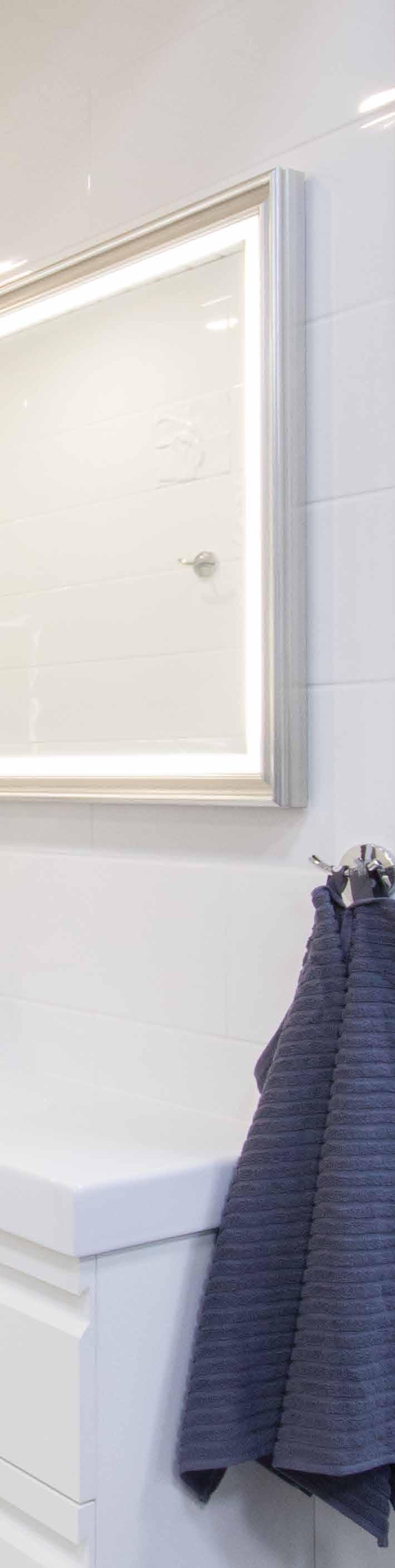 AVD370 LED Elegant design. Perfekt i större badrum som allmänbelysning. AVR320 LED Plafond i klassisk design som sprider ljuset i hela utrymmet.