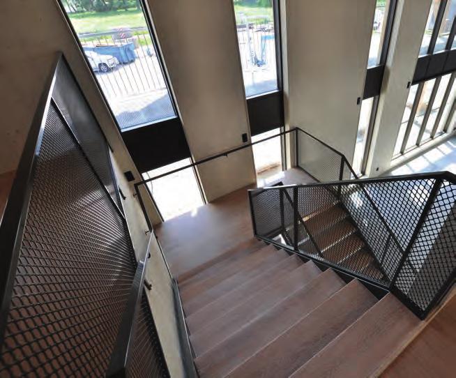 Huset är byggt med stomme i massivträ och klätt med träskivor.