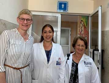Från vänster Anna Bärtås, en barnonkolog på Instituto Oncologico och längst till höger dr Berta Castro, ordförande i Kubanska barnläkarföreningen. Inledande möte på Kubanska läkarförbundet CNSCS.