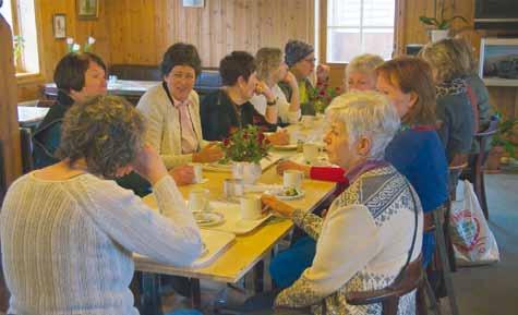 Trevlig samvaro i samband med årsmötet. Från vänster Eva Persson, med ryggen åt, Ewa Jacobsson, Kerstin Edeen, Wanja Perälä-Forsén, Karin Marjamaa och AnnChristin Molin.