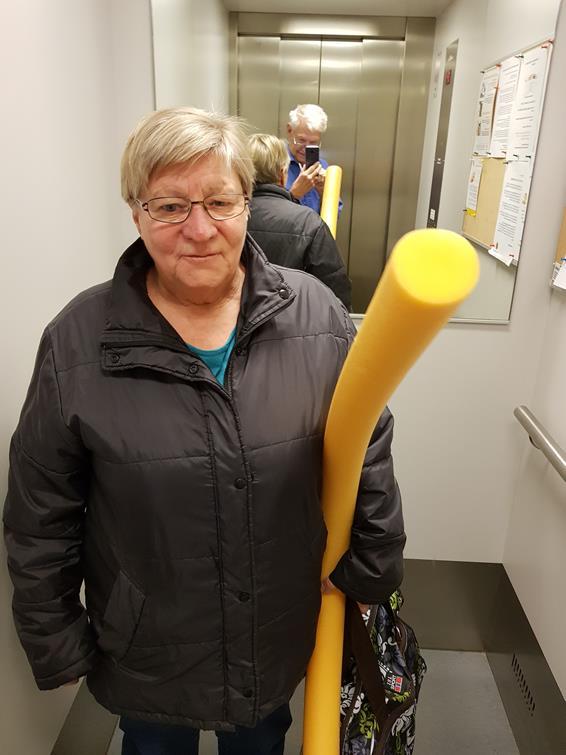 På väg till vattengympan Barbro Pettersson är på väg till vattengympan. En gång i veckan ska korven med. Kvällstid. Poolen är verkligen en tillgång.