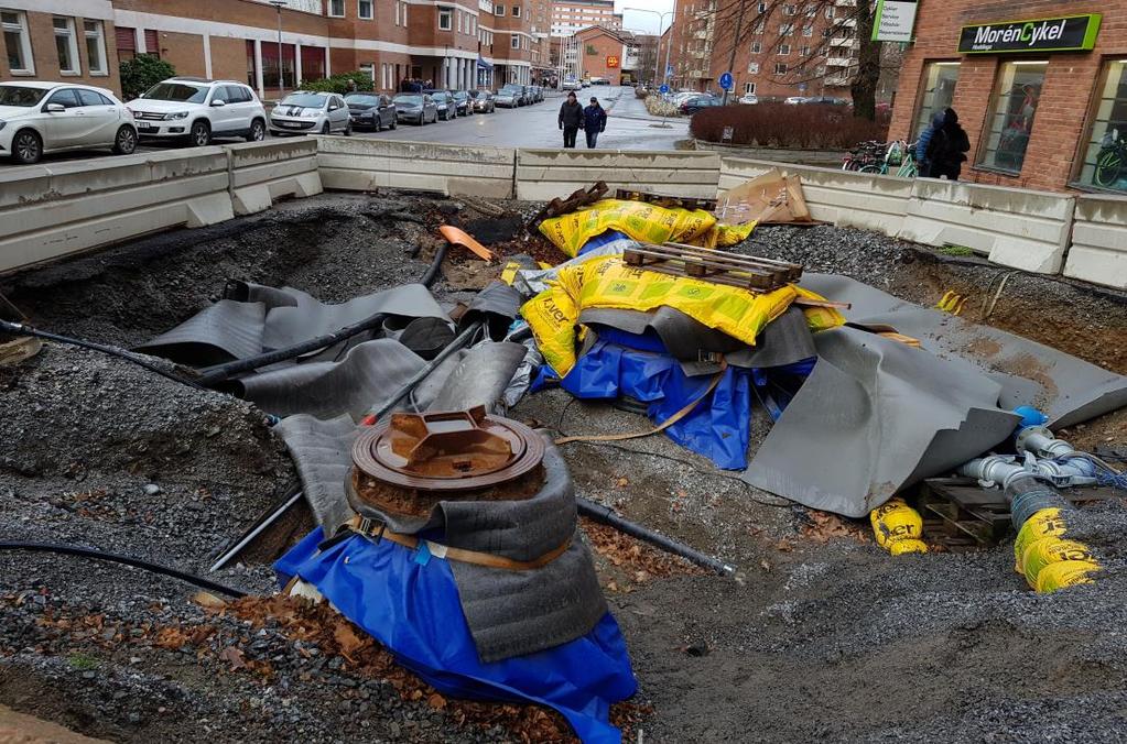 Gubbarna vid hålet är från Stockholms Vatten lite lugnande: Ja men det kommer nya hål i Sjödalsvägen