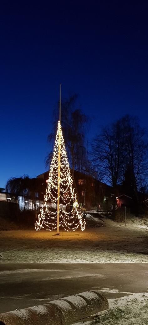 Årets julgran inte minst är prydd med ledlampor. På kvällen sprider den sitt varma sken över området och syns vida omkring. Men på dagen är den väck.