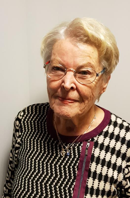 Jag ser den från min lägenhet, säger Ulla Salomonsson. Det är nog den bästa gran vi haft under de många år jag har bott här.