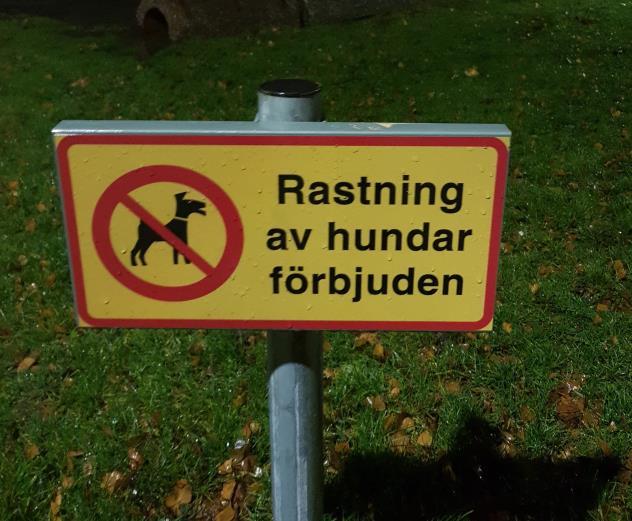 vår mark som toalett för hundar är förbudsskyltar om rastning av hund uppsatta.