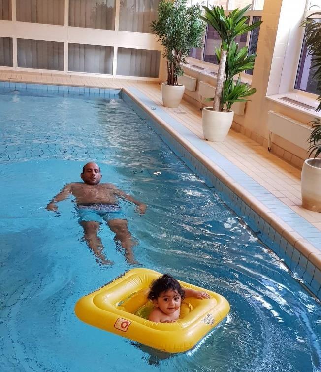 Lilla Maribell Habib njuter i poolen.