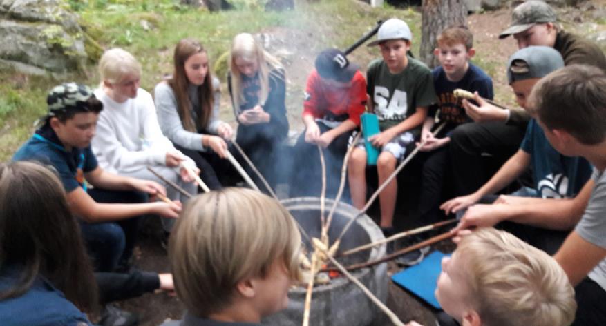 Julavslutning 5 december Många scouter med familjer deltog. Alla lag fick 10 mynt - och sedan öppnade Julaffären. I affären kunde lagen köpa materiel och uppdrag.