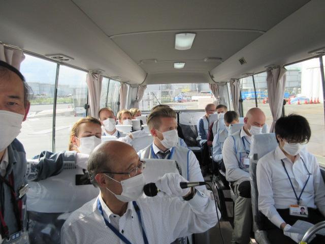 F. Daiichi Vi anländer i en taxi-karavan till J-village.