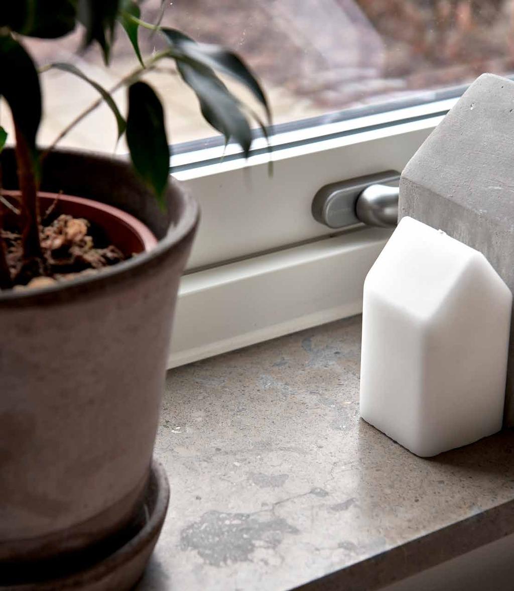 LANLÖSNINAR BOTTENVÅNIN meter skala 1:100 0 1 2 3 4 Vardagsrum med utgång till uteplatsen på baksidan Väldisponerat kök med matplats och utblick mot entrésidan WC/dusch med tvättmaskin och