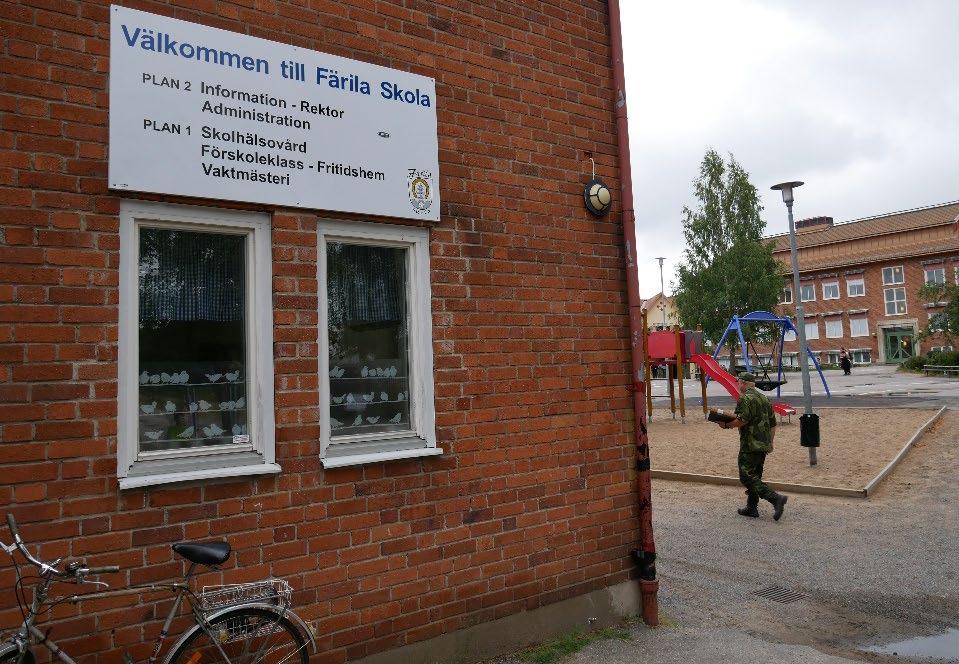 därför ha koll på vilka som gick in och ut i lokalerna. Och därför satte vi även upp stängsel. 173 Många intervjupersoner har framhållit att Färilaskolans lokaler var väl fungerande för stabsarbetet.