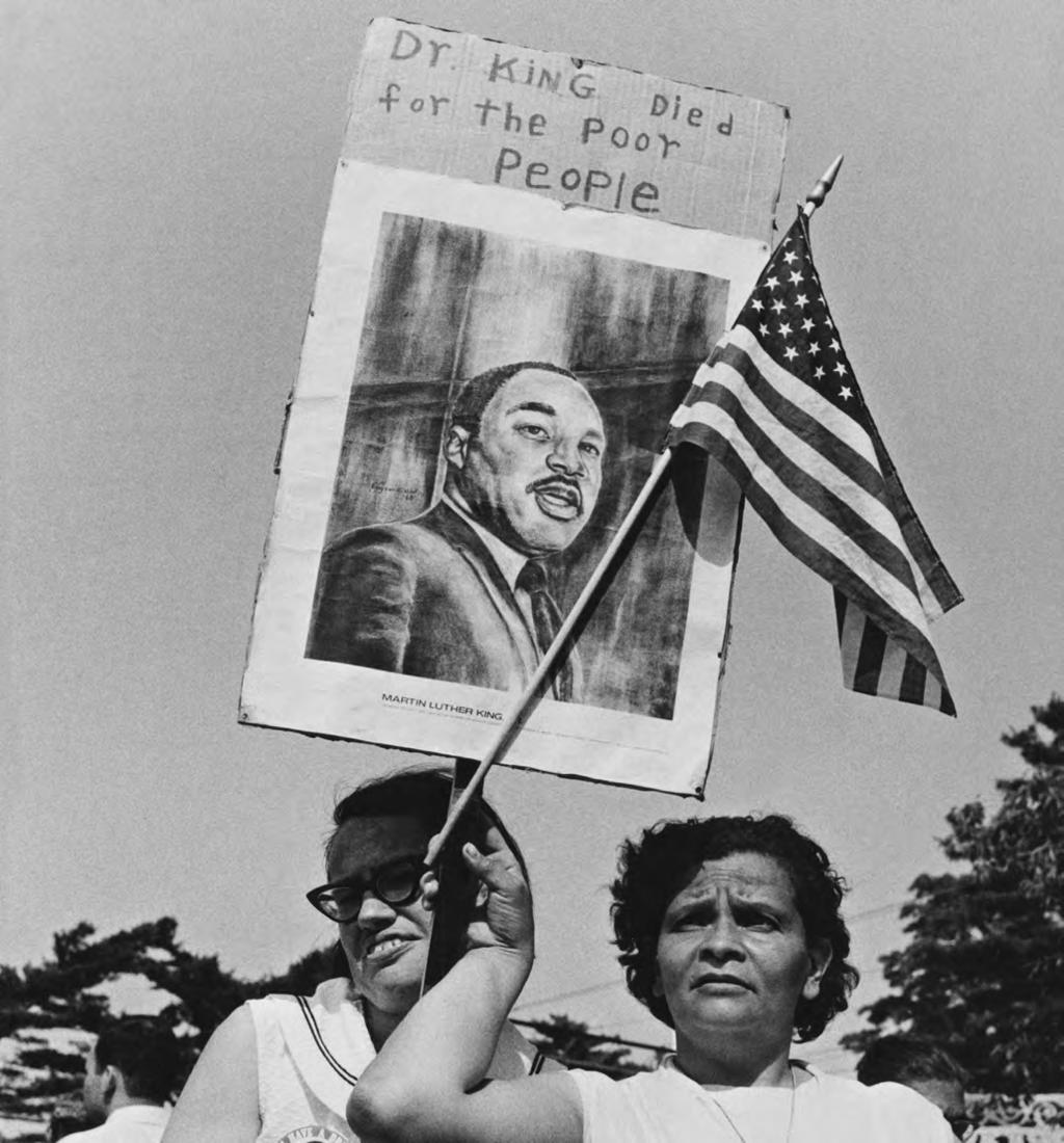 Mot bergets topp En deltagare i Poor People s Campaign i Washington, DC håller i maj 1968, en månad efter
