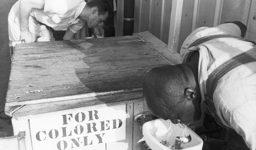 THE NOBEL PRIZE På grund av segregationslagarna i den amerikanska Södern fick afroamerikaner och vita inte använda samma