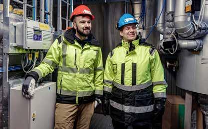 Marko Amovic och Magnus Pettersson inspekterar den nya anläggningen.