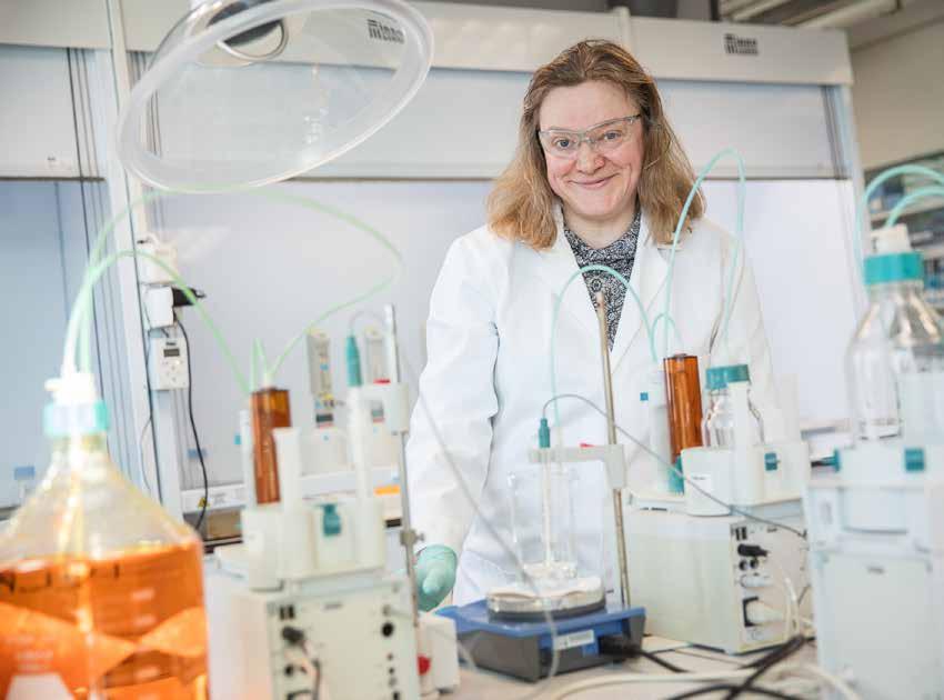 Fokus på arbetsmiljö Anna Johnsson, kemiingenjör Verksamheten är i full gång i Höganäs AB:s nybyggda laboratorium Servus på Bruksgatan, där fem olika avdelningar arbetar.
