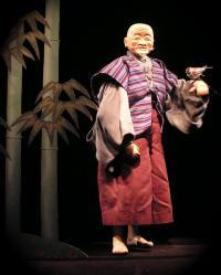 ABELLIS MAGISKA TEATER Den förtrollade sparven DOCKTEATER I TEATERBUSSEN Det var en gång för länge sedan långt borta i Japan.