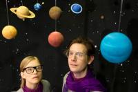 MITTIPRICKTEATERN Regnar det på Mars? Regnar det på Mars? är en fantasieggande föreställning om konsten att lyfta blicken och om att våga grubbla och fantisera om vår tillvaro och dess förutsättningar.
