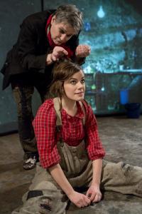 PANTOMIMTEATERN Charlies unge Chaplins stumfilmsklassiker får liv på teaterscenen i en halsbrytande sentimental och kärleksfull slapstick om en av filmhistoriens mest berömda familjer.