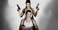 TEATER FREDAG Clyde & Bonnie De är unga. De älskar varandra. De rånar banker. Eller..? Den här pjäsen erbjuder allt som berör människor i dag - kärlek, död, mod, våld, smärta, sex.