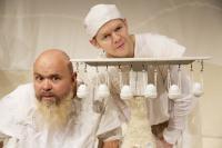 TEATER PERO VIT Låt de allra minsta följa med in i en bländande vit värld där inga faror och färger finns, där allt är rent och prydligt, där rutiner och frid råder.