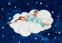TEATER TRE Godnatt min skatt Vem nattar vem och hur? Finns vännen kvar när man vaknar? Stjärnor tänds och drömmar föds.