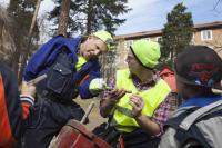 TURTEATERN Äventyret - Gumman och katten Ett äventyr hemma på förskolegården Förskolan får besök av hantverkarna Jönsson och Croll i gröna overaller som kommer med sin vagn för att reparera staketet.