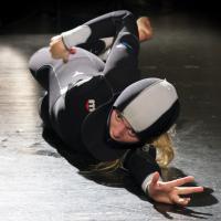 UUSI TEATTERI DYKARE - SUKELTAJA - en resa från fosterstadiet genom ett innehållsrikt och inte alltid så lätt arbetsliv till det slutgiltiga drömyrket DYKARE.