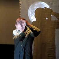 UUSI TEATTERI MÅNEN SOVER - KUU NUKKUU En föreställning med roliga och oroliga godnattsagor med dans, sång och musik. Jukka Korpi är en mångsidig koreograf med ett stort antal dansverk bakom sig.