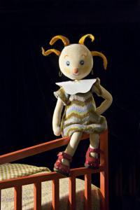 DOCKTEATERN TITTUT Dollans dagis Dollan ska gå till dagis. Det har kungen sagt. På dagis finns Knutte och Raffe. Kan man verkligen leka alla tre?