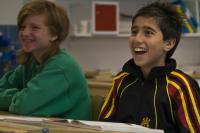 FABULA STORYTELLING BerättarRAZZIA Plötsligt invaderas skolan. Dörren slås upp i sal efter sal. Klassen gör stora ögon när den första berättaren stormar in.