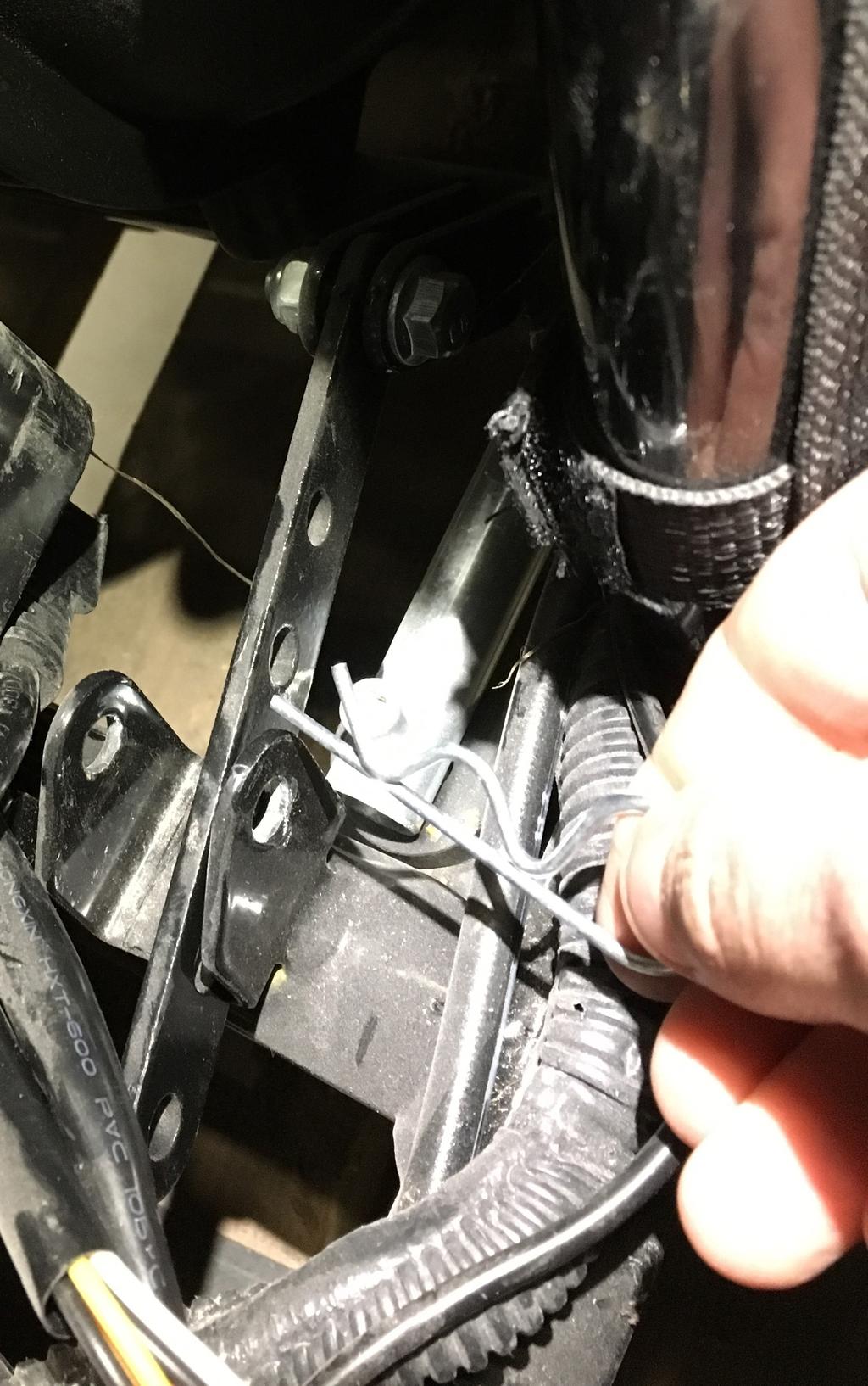 Justera sitsen Det går att justera sitsens avstånd från ratten. Bakom sitsen finner du ett stag som är fäst i fordonets ram med en sprint. Tag loss sprinten och skjut sitsen till önskat läge.