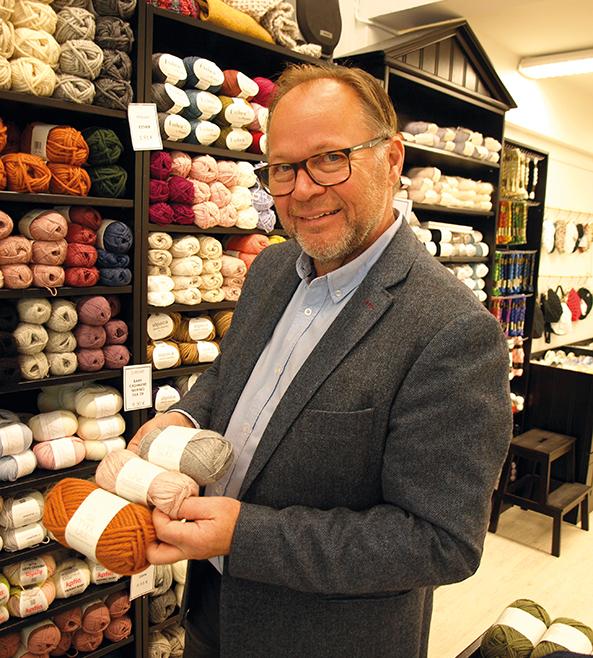 Ett jobb att njuta av Stephan Nyman stickar eller virkar inte själv men han njuter