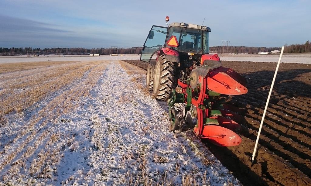 Foto: Mats Lövgren Plöjning vid låg marktemperatur skonar marklivet. Vad påverkar markbiologin negativt?