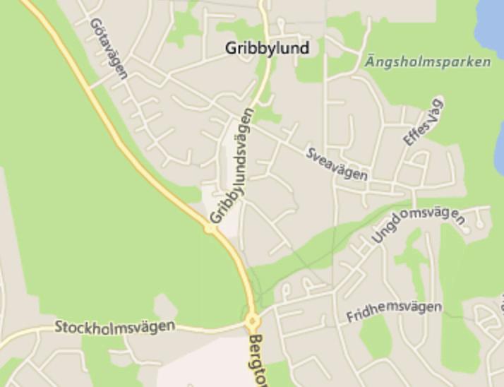 i Gribbylunds industriområde I Täby kommun och är bebyggd med en tvåplans kontorsbyggnad uppförd 1987. Gribbylund är beläget med god access till E:18, Täby Centrum och busslinjerna 605 och 615.