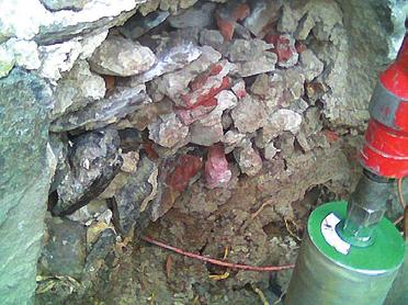 7 Kyrkans grundmur sträcker sig åtminstone 60 cm under mark vid sakristians västra vägg. Grundmuren består av gråsten av varierande storlek, lagd i fogbruk.