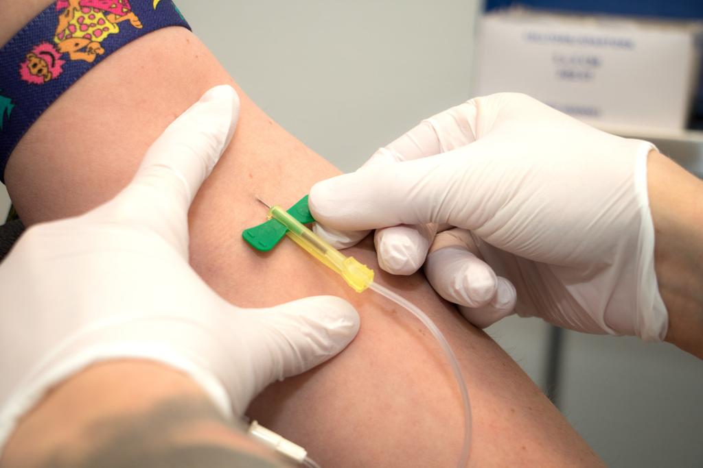 Förebygga hepatit C Erbjuda rena kanyler och andra tillbehör