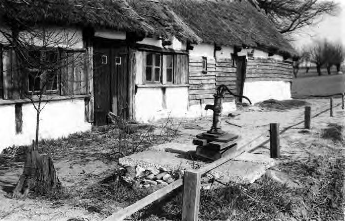 Örumshuset 1953. Taket hade olika grader av slitage med synliga rafter vilket troligtvis berodde på att det lagts vid olika tillfällen, i stin. Foto Carl Gustaf Lekholm, Regionmuseet Kristianstad.