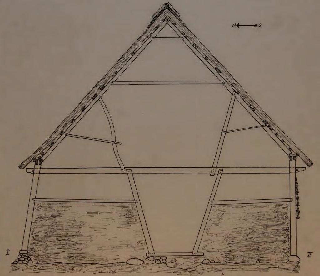 Örumshuset, sektionsritning, 1954, Bengt-Arne Persson, Folklivsarkivet i Lund. Bengt-Arne Persson. Enligt den var taket täckt med råghalm och bundet med vidjor över hasselkäppar.